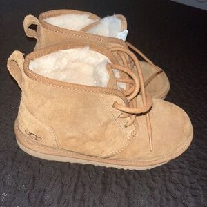 Boys size 5 UGG Nuemel II